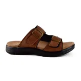 Sandalias marrones de cuero sintético con dos tiras anchas ajustables con hebillas metálicas. Suela anatómica negra.