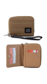 Billetera corta con cierre alrededor y tapa, confeccionada en tela capitoneada. Incluye varias reparticiones con tarjeteros y bolsillos internos, y una correa de mano desmontable. Disponible en negro, rojo y dorado.