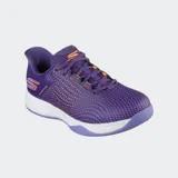 Championes Skechers Hands Free Slip-ins Relaxed Fit Viper Court Reload, color violeta con detalles en naranja y blanco. Diseñados para pickleball, con capellada de malla y material sintético, plantilla Arch Fit, amortiguación Ultra Flight y suela de caucho Goodyear.
