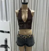 Top halter negro con lentejuelas, espalda descubierta y escote pronunciado.