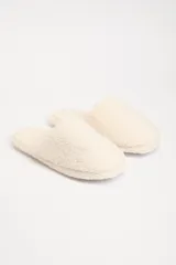 Pantuflas cerradas de sherpa color crudo.