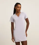 Camisón corto lila confeccionado en microfibra, con escote en V y detalle de encaje en el escote.