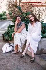 Sandalias cangrejeras con estampado animal print, corte artesanal y suela de cuero.