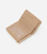 Billetera femenina pequeña tipo sobre, bicolor en blanco y beige, con cierre de cremallera y divisoria para tarjetas.