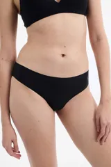 Bombacha de bikini color piel, tiro bajo, confeccionada en microfibra con terminaciones de corte láser y refuerzo interior.