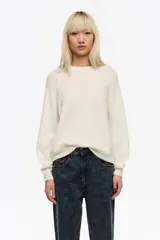 Sweater de punto color blanco, de corte oversize y escote redondo. Presenta mangas largas y detalles calados en las sisas. Confeccionado en una mezcla de acrílico y lana.