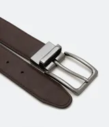 Cinturón social reversible negro y marrón de poliuretano con hebilla cuadrada metálica color plomo.