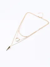 Collar dorado de doble cadena con dije circular y dije triangular.