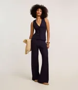 Pantalón pantalona azul marino de ribana con textura acanalada y cintura elástica.