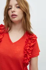 Remera color amarillo con escote en V y volantes laterales.