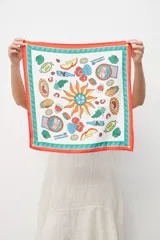 Pañuelo cuadrado de seda con estampado de motivos veraniegos y borde con diseño geométrico.