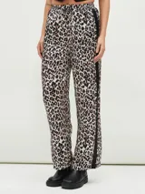 Pantalón de tiro alto con estampado animal print y corte palazzo. Presenta cintura elastizada con cordón ajustable y detalle de franja lateral negra.