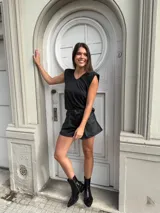 Blusa negra de lurex con hombreras y escote en V.