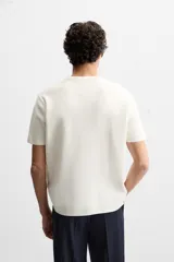 Camiseta celeste de punto con hilatura de mezcla de algodón, corte relaxed fit, cuello redondo, manga corta y acabados en rib.