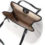 Bolso tote grande de PVC con estampado del logo de la marca en color gris cemento y detalles en negro. Incluye un monedero pequeño con cierre y correa de mano.