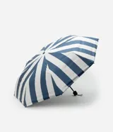 Paraguas plegable con estampa de rayas náuticas azules y blancas, confeccionado en poliéster. Incluye funda para guardar.