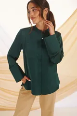 Camisa de seda color verde oscuro, con cuello mao y bolsillos en el frente.