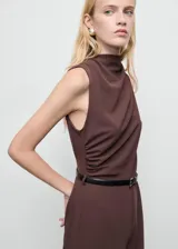 Mono largo sin mangas color marrón oscuro, con cuello redondo drapeado y cinturón ajustable.