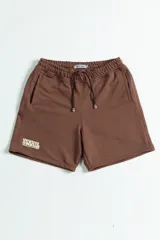 Bermuda marrón de corte cómodo, confeccionada en tela de jogging de media estación, con cintura elástica y cordón ajustable.