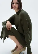 Vestido midi verde militar de punto fino, cuello perkins y manga larga. Diseño recto y oversize con aberturas laterales en el bajo.