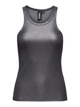 Top metálico sin mangas con cuello redondo, diseño ajustado y material texturizado.