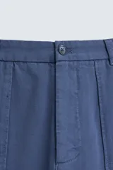 Pantalón de hombre color azul marino, de corte recto (straight fit), confeccionado en tela canvas de algodón. Presenta bolsillos frontales de plastrón y bolsillos traseros de plastrón con solapa.