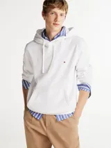 Buzo blanco de Tommy Hilfiger con capucha, cordones ajustables, logo bordado en el pecho, bolsillo tipo canguro, puños y bajo acanalados. Confeccionado en mezcla de algodón y poliéster.