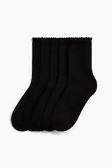 Pack de cinco pares de medias de caña media color negro, en tejido de punto fino de algodón suave. Presentan borde superior elástico con ribete festoneado.