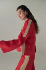 Chaqueta corta roja con mangas ranglán y cuello smoking.