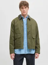 Campera utility color verde militar, de manga larga con cuello camisero de pana. Diseño liviano y resistente con cierre de botones, dos bolsillos frontales con solapa y dos bolsillos laterales. Interior forrado en poliéster reciclado y acabado repelente al agua.