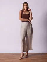 Pantalón palazzo de gasa bambula color beige, marca Nanette. Tiene pretina ancha con elástico en la parte trasera, pierna ancha y short interno.