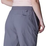 Pantalón jogger color marrón, con cintura elástica, bolsillos laterales y puños elásticos.