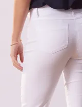 Pantalón de gabardina elastizada color beige, marca Tahari. Corte slim, pretina con pasadores, cierre y broche interno. Delantera y trasera con bolsillos.