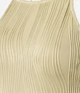 Vestido midi de jersey texturizado color verde oliva, con escote halter, espalda descubierta, breteles finos y tajo lateral.