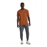 Remera celeste de Under Armour, corte clásico, mangas cortas y logo estampado en el pecho.