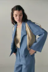 Chaqueta corta roja con mangas ranglán y cuello smoking.