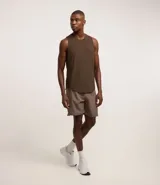 Musculosa deportiva color bordó, sin mangas y cuello redondo.