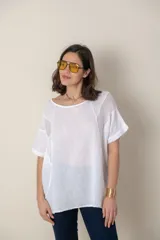 Blusa italiana de lino color blanco, de corte suelto con detalle de calado en hombros y mangas.