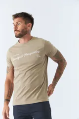 Remera color arena con cuello redondo y logo bordado en el pecho.