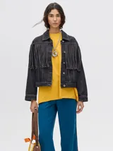 Campera de jean negra con flecos en la parte delantera y cuello camisero.