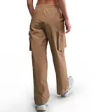 Pantalón cargo color crema, de corte ancho y tiro alto, con cintura elástica ajustable y bolsillos laterales con solapa. Logo de Nike bordado en blanco en el muslo izquierdo.