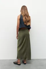 Falda midi color champagne de satén con cintura elástica.