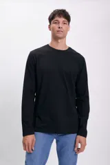 Remera básica negra de manga larga con cuello redondo.