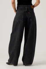Pantalón de jean negro de corte super baggy, con tiro alto, bolsillos delanteros y traseros.