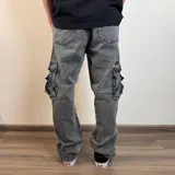 Pantalón jean cargo gris oscuro, corte holgado, con bolsillos laterales y traseros.