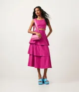 Blusa musculosa cropped color fucsia con bordado paisley, escote cuadrado y latex en la espalda.