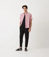 Camisa de hombre color rosa, corte slim, manga corta y cuello camisero.