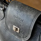 Cartera negra de cuero vacuno con bolsillo interno con cierre y cierres YKK metálicos.