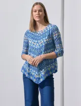 Blusa estampada marca Ruby Rd, con cuello a la base y aplique de brillos. Terminación de ruedo en pico.