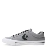 Championes urbanos Converse modelo Casual OX Classic, color gris con logo lateral en negro y cordones negros.